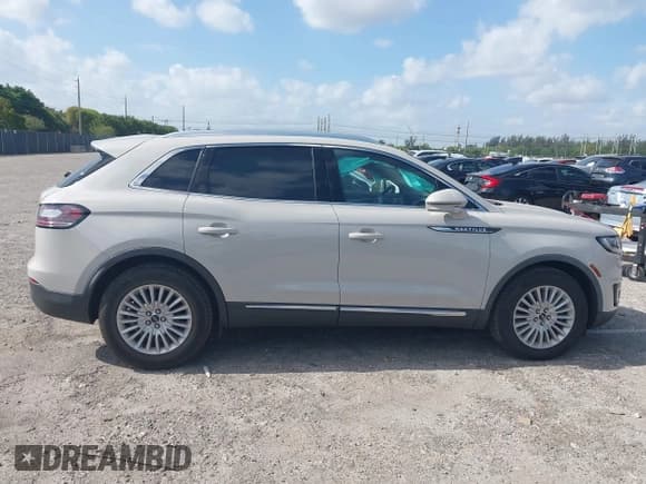 ✅ 2020 Lincoln Nautilus Standard • VIN: 2LMPJ6J95LBL09249 • Lot: 42106717. Wystawiony na IAAI z przebiegiem 33 243 mil. Bezpłatny archiwum sprzedaży aukcyjnych z USA i szczegółowy raport historii pojazdu na DreamBid. Zdjęcie 13.