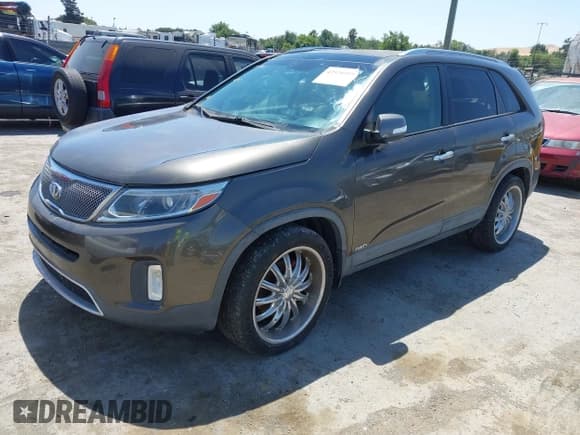 ✅ 2015 Kia Sorento EX • VIN: 5XYKUDA70FG556683 • Lot: 42520995. Wystawiony na IAAI z przebiegiem 85 374 mil. Bezpłatny archiwum sprzedaży aukcyjnych z USA i szczegółowy raport historii pojazdu na DreamBid. Zdjęcie 2.