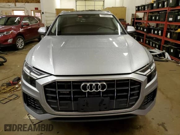 ✅ 2022 Audi Q8 Premium • VIN: WA1AVBF16ND019115 • Lot: 76989333. Wystawiony na Copart z przebiegiem 15 912 mil. Bezpłatny archiwum sprzedaży aukcyjnych z USA i szczegółowy raport historii pojazdu na DreamBid. Zdjęcie 5.