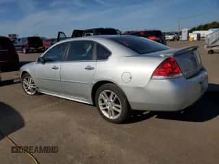 2013 Chevrolet Impala LTZ z VIN 2G1WC5E38D1185001, wystawiony jako Copart lot #84888335 z przebiegiem 127 573 mil mil oraz Nie do naprawy • Non repairable. Historia ofert i sprzedaży dostępna na DreamBid. Obrazek 2.