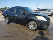 ✅ 2013 Nissan Versa S • VIN: 3N1CN7AP3DL883834 • Лот: 65287185. Опубликован ранее на Copart с пробегом 124 262 миль. Бесплатный доступ к архиву аукционных продаж из США и подробный отчёт об истории автомобиля на DreamBid. Изображение 4.