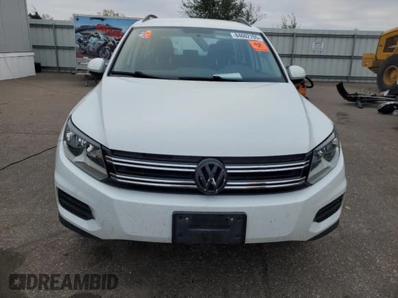 ✅ 2017 Volkswagen Tiguan S • VIN: WVGBV7AX1HK044454 • Lot: 84602705. Wystawiony na Copart z przebiegiem 89 181 mil. Bezpłatny archiwum sprzedaży aukcyjnych z USA i szczegółowy raport historii pojazdu na DreamBid. Zdjęcie 5.