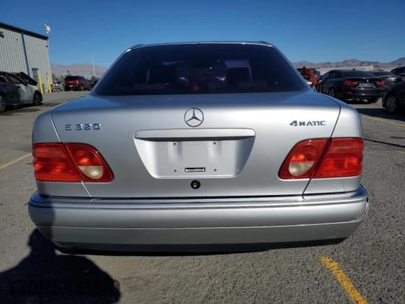 ✅ 1998 Mercedes-Benz E • VIN: WDBJF82FXWX002582 • Lot: 89201335. Wystawiony na Copart z przebiegiem 157 069 mil. Bezpłatny archiwum sprzedaży aukcyjnych z USA i szczegółowy raport historii pojazdu na DreamBid. Zdjęcie 6.