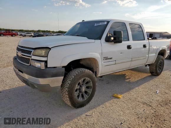 ✅ 2005 Chevrolet Silverado 2500HD LS • VIN: 1GCHK23275F936725 • Lot: 80801935. Listed on Copart with 253,563 mi. Free auction sales archive from the USA and detailed vehicle history report at DreamBid. Image 1.