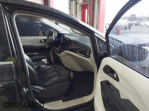 ✅ 2017 Chrysler Pacifica Touring L • VIN: 2C4RC1BG6HR635434 • Lot: 43631067. Listed on IAAI with 101,225 mi. Free auction sales archive from the USA and detailed vehicle history report at DreamBid. Image 5.