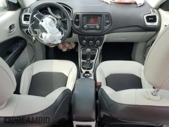 ✅ 2018 Jeep Compass Latitude • VIN: 3C4NJCBB3JT468182 • Lot: 68586175. Wystawiony na Copart z przebiegiem 61 068 mil. Bezpłatny archiwum sprzedaży aukcyjnych z USA i szczegółowy raport historii pojazdu na DreamBid. Zdjęcie 8.