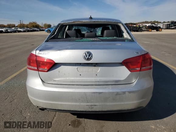 ✅ 2015 Volkswagen Passat S • VIN: 1VWAS7A39FC110212 • Лот: 90086945. Опубликован ранее на Copart с пробегом Не указан. Бесплатный доступ к архиву аукционных продаж из США и подробный отчёт об истории автомобиля на DreamBid. Изображение 6.