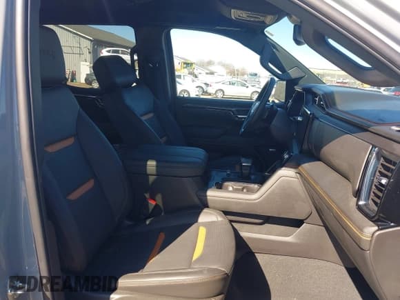 ✅ 2025 GMC Sierra 1500 AT4 • VIN: 3GTUUEELXSG138620 • Лот: 41805574. Опубликован ранее на IAAI с пробегом 13 056 миль. Бесплатный доступ к архиву аукционных продаж из США и подробный отчёт об истории автомобиля на DreamBid. Изображение 5.