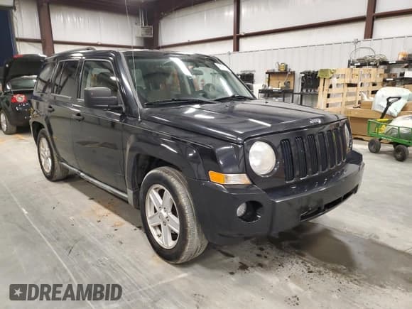 ✅ 2010 Jeep Patriot Latitude • VIN: 1J4NT1GB6AD624979 • Lot: 46976315. Wystawiony na Copart z przebiegiem 181 850 mil. Bezpłatny archiwum sprzedaży aukcyjnych z USA i szczegółowy raport historii pojazdu na DreamBid. Zdjęcie 4.