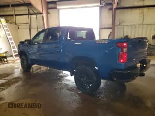 ✅ 2022 Chevrolet Silverado 1500 Custom Trail Boss • VIN: 3GCPDCED2NG638060 • Lot: 68947585. Wystawiony na Copart z przebiegiem 34 703 mil. Bezpłatny archiwum sprzedaży aukcyjnych z USA i szczegółowy raport historii pojazdu na DreamBid. Zdjęcie 2.