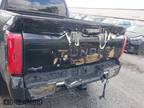 ✅ 2025 Toyota Tundra Limited • VIN: 5TFJA5DB5SX243937 • Lot: 41758649. Wystawiony na IAAI z przebiegiem 7 083 mil. Bezpłatny archiwum sprzedaży aukcyjnych z USA i szczegółowy raport historii pojazdu na DreamBid. Zdjęcie 6.