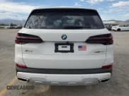 ✅ 2025 BMW X5 sDrive40i • VIN: 5UX13EU03S9Y55579 • Лот: 69962445. Опубликован ранее на Copart с пробегом 4 961 миль. Бесплатный доступ к архиву аукционных продаж из США и подробный отчёт об истории автомобиля на DreamBid. Изображение 6.