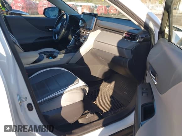 ✅ 2023 Toyota Venza XLE • VIN: JTEAAAAH1PJ145592 • Lot: 43680581. Wystawiony na IAAI z przebiegiem 16 229 mil. Bezpłatny archiwum sprzedaży aukcyjnych z USA i szczegółowy raport historii pojazdu na DreamBid. Zdjęcie 5.