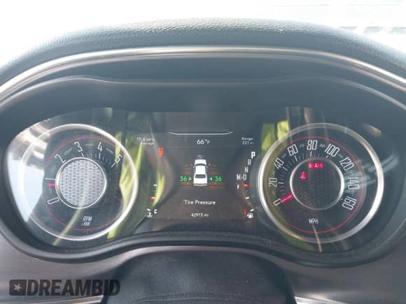 2015 Dodge Challenger R/T Plus z VIN 2C3CDZBT9FH804335, wystawiony jako IAAI lot #43386188 z przebiegiem 42 915 mil mil oraz . Historia ofert i sprzedaży dostępna na DreamBid. Obrazek 7.