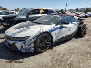 ✅ 2019 BMW i8 • VIN: WBY2Z6C56K7D28673 • Lot: 59830683. Wystawiony na Copart z przebiegiem 26 993 mil. Bezpłatny archiwum sprzedaży aukcyjnych z USA i szczegółowy raport historii pojazdu na DreamBid. Zdjęcie 1.