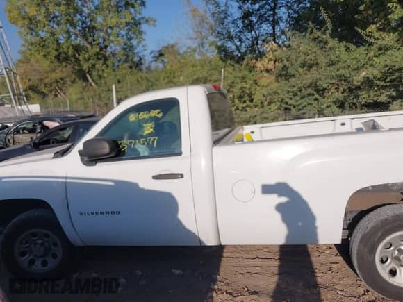 2010 Chevrolet Silverado 1500 Work Truck z VIN 1GCPCPEA1AZ215626, wystawiony jako IAAI lot #43373577 z przebiegiem 286 892 mil mil oraz . Historia ofert i sprzedaży dostępna na DreamBid. Obrazek 13.