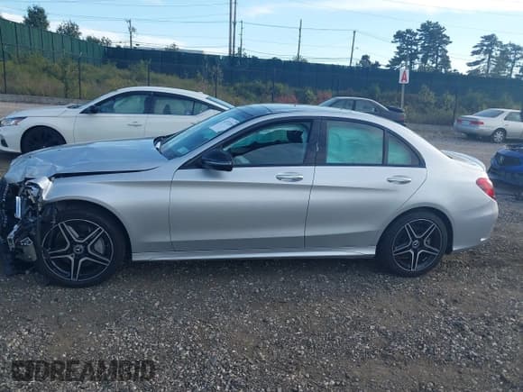 ✅ 2020 Mercedes-Benz C 300 • VIN: W1KWF8EBXLR597438 • Lot: 43372265. Wystawiony na IAAI z przebiegiem 25 410 mil. Bezpłatny archiwum sprzedaży aukcyjnych z USA i szczegółowy raport historii pojazdu na DreamBid. Zdjęcie 14.