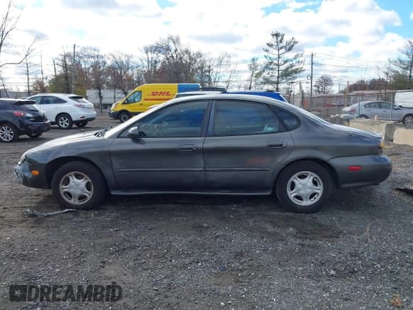 ✅ 1996 Ford Taurus GL • VIN: 1FALP52U9TA199317 • Lot: 43694961. Wystawiony na IAAI z przebiegiem 99 130 mil. Bezpłatny archiwum sprzedaży aukcyjnych z USA i szczegółowy raport historii pojazdu na DreamBid. Zdjęcie 14.