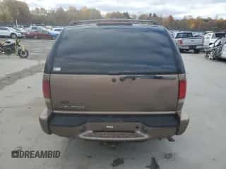 2004 Chevrolet Blazer LS z VIN 1GNDT13X24K123615, wystawiony jako Copart lot #77460534 z przebiegiem 133 079 mil mil oraz Szkoda całkowita • Salvage title. Historia ofert i sprzedaży dostępna na DreamBid. Obrazek 6.