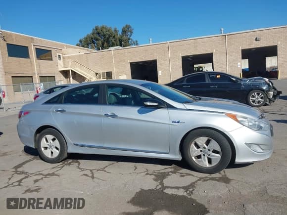 ✅ 2012 Hyundai Sonata Hybrid • VIN: KMHEC4A40CA034990 • Lot: 41255225. Listed on IAAI with 183,787 mi. Free auction sales archive from the USA and detailed vehicle history report at DreamBid. Image 13.