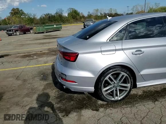 ✅ 2018 Audi A3 • VIN: WAUJ8HFF5J1063952 • Lot: 85532795. Wystawiony na Copart z przebiegiem 69 371 mil. Bezpłatny archiwum sprzedaży aukcyjnych z USA i szczegółowy raport historii pojazdu na DreamBid. Zdjęcie 13.