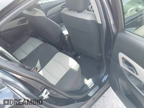 2014 Chevrolet Cruze LS z VIN 1G1PA5SH9E7479991, wystawiony jako IAAI lot #43338783 z przebiegiem 77 067 mil mil oraz . Historia ofert i sprzedaży dostępna na DreamBid. Obrazek 8.