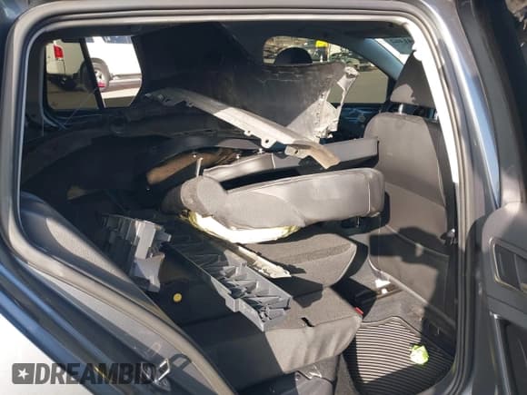 ✅ 2017 Volkswagen Golf S • VIN: 3VWH17AU6HM522728 • Lot: 43641462. Listed on IAAI with 92,397 mi. Free auction sales archive from the USA and detailed vehicle history report at DreamBid. Image 8.