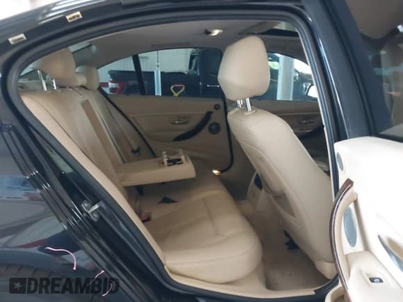 ✅ 2013 BMW 3 Series 328i • VIN: WBA3A5C53DF358062 • Lot: 43794471. Wystawiony na IAAI z przebiegiem 158 048 mil. Bezpłatny archiwum sprzedaży aukcyjnych z USA i szczegółowy raport historii pojazdu na DreamBid. Zdjęcie 8.