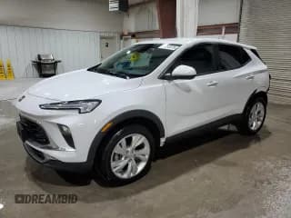 ✅ 2025 Buick Encore GX Preferred • VIN: KL4AMCSL5SB049293 • Lot: 90233075. Wystawiony na Copart z przebiegiem 2 591 mil. Bezpłatny archiwum sprzedaży aukcyjnych z USA i szczegółowy raport historii pojazdu na DreamBid. Zdjęcie 1.