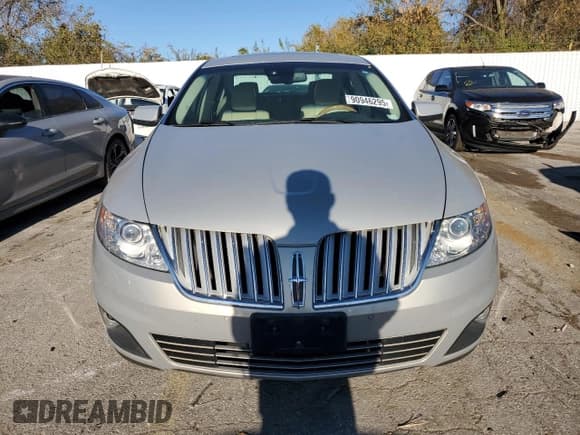 ✅ 2009 Lincoln MKS • VIN: 1LNHM93R89G612209 • Lot: 90946295. Wystawiony na Copart z przebiegiem 91 230 mil. Bezpłatny archiwum sprzedaży aukcyjnych z USA i szczegółowy raport historii pojazdu na DreamBid. Zdjęcie 5.
