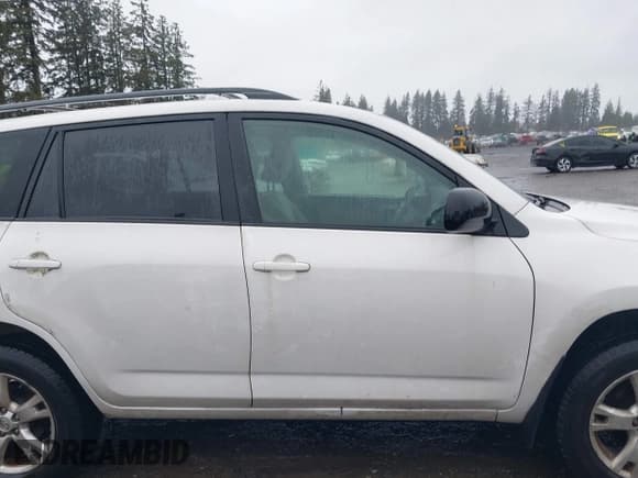 ✅ 2011 Toyota RAV4 • VIN: JTMBK4DV0B5106065 • Лот: 41671279. Опубликован ранее на IAAI с пробегом 85 786 миль. Бесплатный доступ к архиву аукционных продаж из США и подробный отчёт об истории автомобиля на DreamBid. Изображение 13.