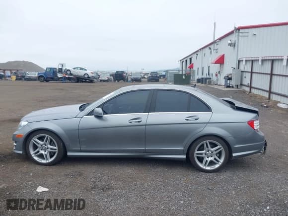 ✅ 2013 Mercedes-Benz C 300 Sport • VIN: WDDGF8AB8DG083241 • Lot: 42333079. Wystawiony na IAAI z przebiegiem 109 419 mil. Bezpłatny archiwum sprzedaży aukcyjnych z USA i szczegółowy raport historii pojazdu na DreamBid. Zdjęcie 14.