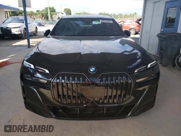 ✅ 2024 BMW i7 xDrive60 • VIN: WBY53EJ03RCP77422 • Lot: 89632925. Wystawiony na Copart z przebiegiem 35 mil. Bezpłatny archiwum sprzedaży aukcyjnych z USA i szczegółowy raport historii pojazdu na DreamBid. Zdjęcie 5.
