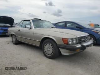 ✅ 1988 Mercedes-Benz 560 SL • VIN: WDBBA48D2JA082358 • Лот: 76776024. Опубликован ранее на Copart с пробегом 105 148 миль. Бесплатный доступ к архиву аукционных продаж из США и подробный отчёт об истории автомобиля на DreamBid. Изображение 4.