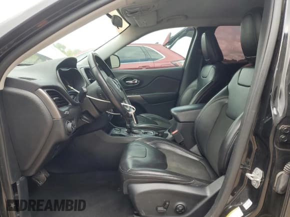 ✅ 2019 Jeep Cherokee Latitude Plus • VIN: 1C4PJLLB7KD274981 • Lot: 81554305. Wystawiony na Copart z przebiegiem 97 627 mil. Bezpłatny archiwum sprzedaży aukcyjnych z USA i szczegółowy raport historii pojazdu na DreamBid. Zdjęcie 7.