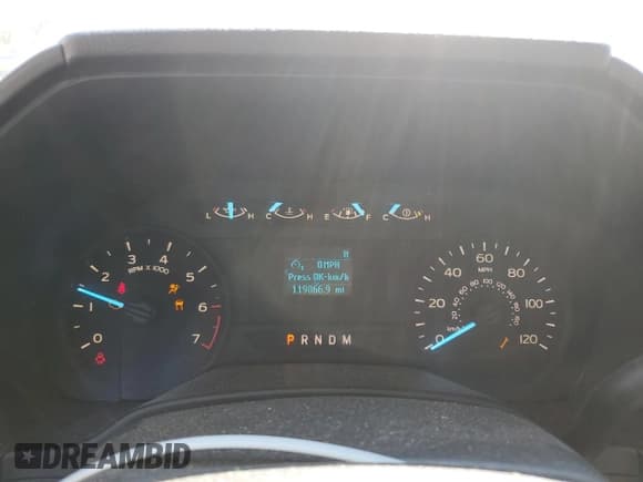 ✅ 2018 Ford F-150 XL • VIN: 1FTMF1CP4JKE51081 • Lot: 71861575. Wystawiony na Copart z przebiegiem 119 066 mil. Bezpłatny archiwum sprzedaży aukcyjnych z USA i szczegółowy raport historii pojazdu na DreamBid. Zdjęcie 9.