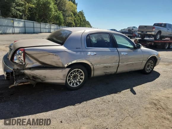 ✅ 2000 Lincoln Town Car Signature • VIN: 1LNHM82WXYY797809 • Lot: 85936165. Listed on Copart with 203,810 mi. Free auction sales archive from the USA and detailed vehicle history report at DreamBid. Image 3.