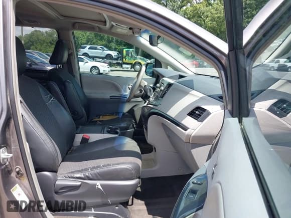 ✅ 2014 Toyota Sienna SE • VIN: 5TDXK3DC8ES443113 • Lot: 42735795. Wystawiony na IAAI z przebiegiem 235 269 mil. Bezpłatny archiwum sprzedaży aukcyjnych z USA i szczegółowy raport historii pojazdu na DreamBid. Zdjęcie 5.