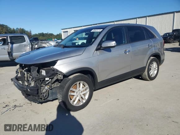 ✅ 2015 Kia Sorento LX • VIN: 5XYKT3A69FG661839 • Лот: 90429715. Опубликован ранее на Copart с пробегом 132 678 миль. Бесплатный доступ к архиву аукционных продаж из США и подробный отчёт об истории автомобиля на DreamBid. Изображение 1.