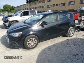 2020 Chevrolet Sonic LT z VIN 1G1JG6SB6L4120005, wystawiony jako Copart lot #80807725 z przebiegiem 95 918 mil mil oraz Nie do naprawy • Non repairable. Historia ofert i sprzedaży dostępna na DreamBid. Obrazek 1.