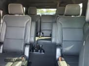 ✅ 2023 Chevrolet Suburban Premier • VIN: 1GNSKFKDXPR257914 • Lot: 67831834. Wystawiony na Copart z przebiegiem 23 344 mil. Bezpłatny archiwum sprzedaży aukcyjnych z USA i szczegółowy raport historii pojazdu na DreamBid. Zdjęcie 10.