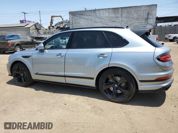 ✅ 2022 Bentley Bentayga V8 • VIN: SJAAM2ZV9NC011752 • Лот: 64844464. Опубликован ранее на Copart с пробегом Не указан. Бесплатный доступ к архиву аукционных продаж из США и подробный отчёт об истории автомобиля на DreamBid. Изображение 2.