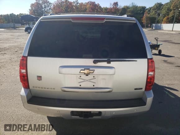 ✅ 2010 Chevrolet Suburban LT • VIN: 1GNUKJE35AR167608 • Lot: 76728464. Wystawiony na Copart z przebiegiem 253 970 mil. Bezpłatny archiwum sprzedaży aukcyjnych z USA i szczegółowy raport historii pojazdu na DreamBid. Zdjęcie 6.