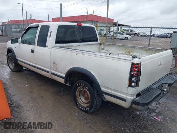 ✅ 1997 Chevrolet Silverado 1500 • VIN: 2GCEC19R8V1152138 • Lot: 43560356. Wystawiony na IAAI z przebiegiem 255 703 mil. Bezpłatny archiwum sprzedaży aukcyjnych z USA i szczegółowy raport historii pojazdu na DreamBid. Zdjęcie 3.