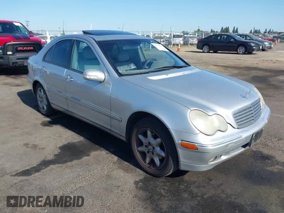 ✅ 2002 Mercedes-Benz C 230/260/280/320 • VIN: WDBRF61J62F233802 • Lot: 42574637. Wystawiony na IAAI z przebiegiem 238 810 mil. Bezpłatny archiwum sprzedaży aukcyjnych z USA i szczegółowy raport historii pojazdu na DreamBid. Zdjęcie 1.