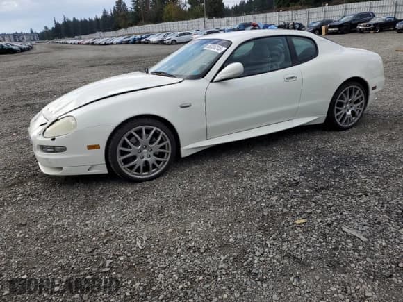 ✅ 2006 Maserati GranSport • VIN: ZAMEC38A560021202 • Лот: 85336315. Опубликован ранее на Copart с пробегом 84 926 миль. Бесплатный доступ к архиву аукционных продаж из США и подробный отчёт об истории автомобиля на DreamBid. Изображение 1.