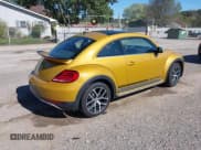✅ 2016 Volkswagen Beetle Dune • VIN: 3VWS17AT0GM621136 • Lot: 43407074. Wystawiony na IAAI z przebiegiem 42 222 mil. Bezpłatny archiwum sprzedaży aukcyjnych z USA i szczegółowy raport historii pojazdu na DreamBid. Zdjęcie 4.