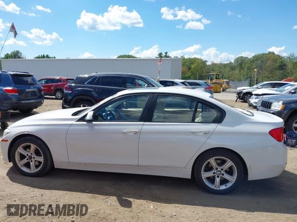 ✅ 2013 BMW 3 Series 328i xDrive • VIN: WBA3B3C54DF542010 • Lot: 43090649. Listed on IAAI with 192,397 mi. Free auction sales archive from the USA and detailed vehicle history report at DreamBid. Image 15.