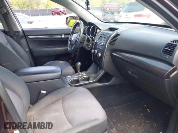 ✅ 2011 Kia Sorento LX • VIN: 5XYKT4A29BG091032 • Lot: 43082486. Wystawiony na IAAI z przebiegiem 190 583 mil. Bezpłatny archiwum sprzedaży aukcyjnych z USA i szczegółowy raport historii pojazdu na DreamBid. Zdjęcie 5.