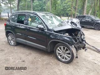 ✅ 2012 Volkswagen Tiguan S • VIN: WVGBV7AX4CW527518 • Lot: 42952311. Wystawiony na IAAI z przebiegiem Nie podano. Bezpłatny archiwum sprzedaży aukcyjnych z USA i szczegółowy raport historii pojazdu na DreamBid. Zdjęcie 1.